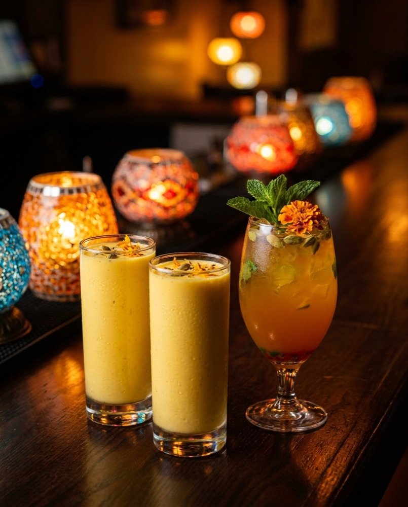 Mango Lassi und Cocktails an der Bar – Happy Hour